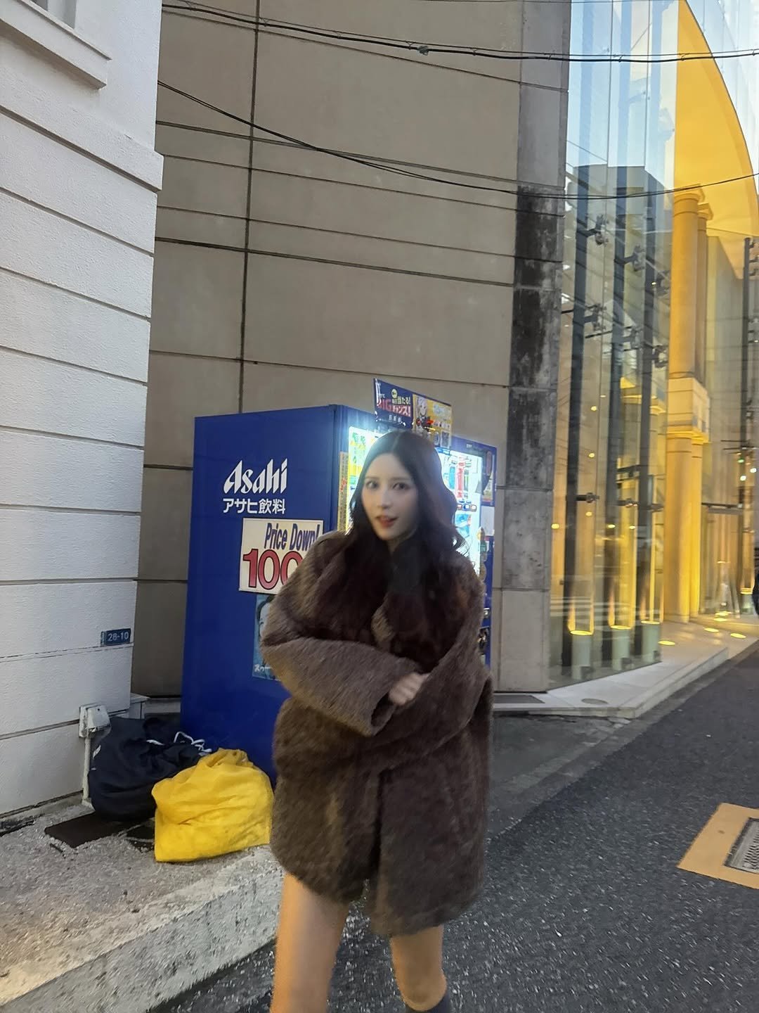 Photo by 七ツ森りり on January 17, 2026. May be an image of duffle coat, overcoat, sable coat, goosedown coat, parka, street and text.