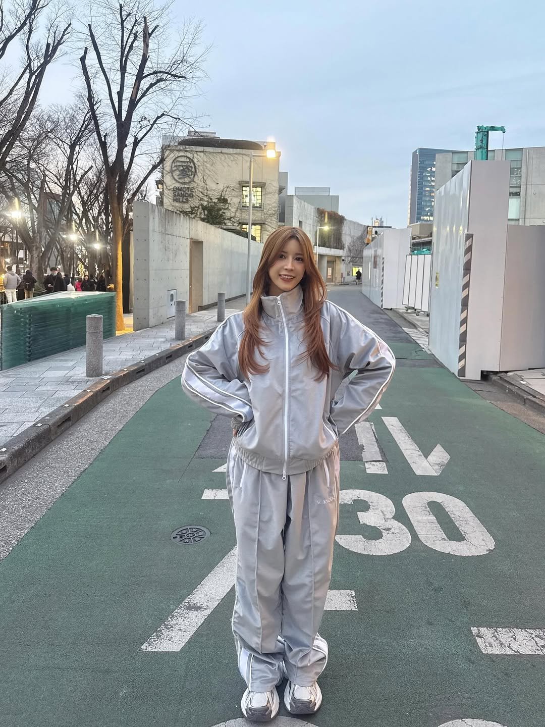 Photo shared by 七ツ森りり on January 30, 2026 tagging @soxsocks_tokyo. May be an image of goosedown coat, sweatshirt, parka, sweatsuit, sweatpants, outdoors and text.