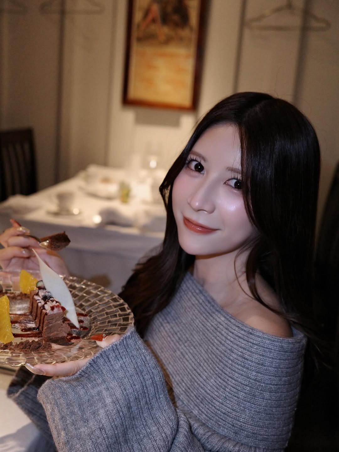 Photo by 七ツ森りり on December 21, 2025. May be an image of one or more people, hair, dessert and text.