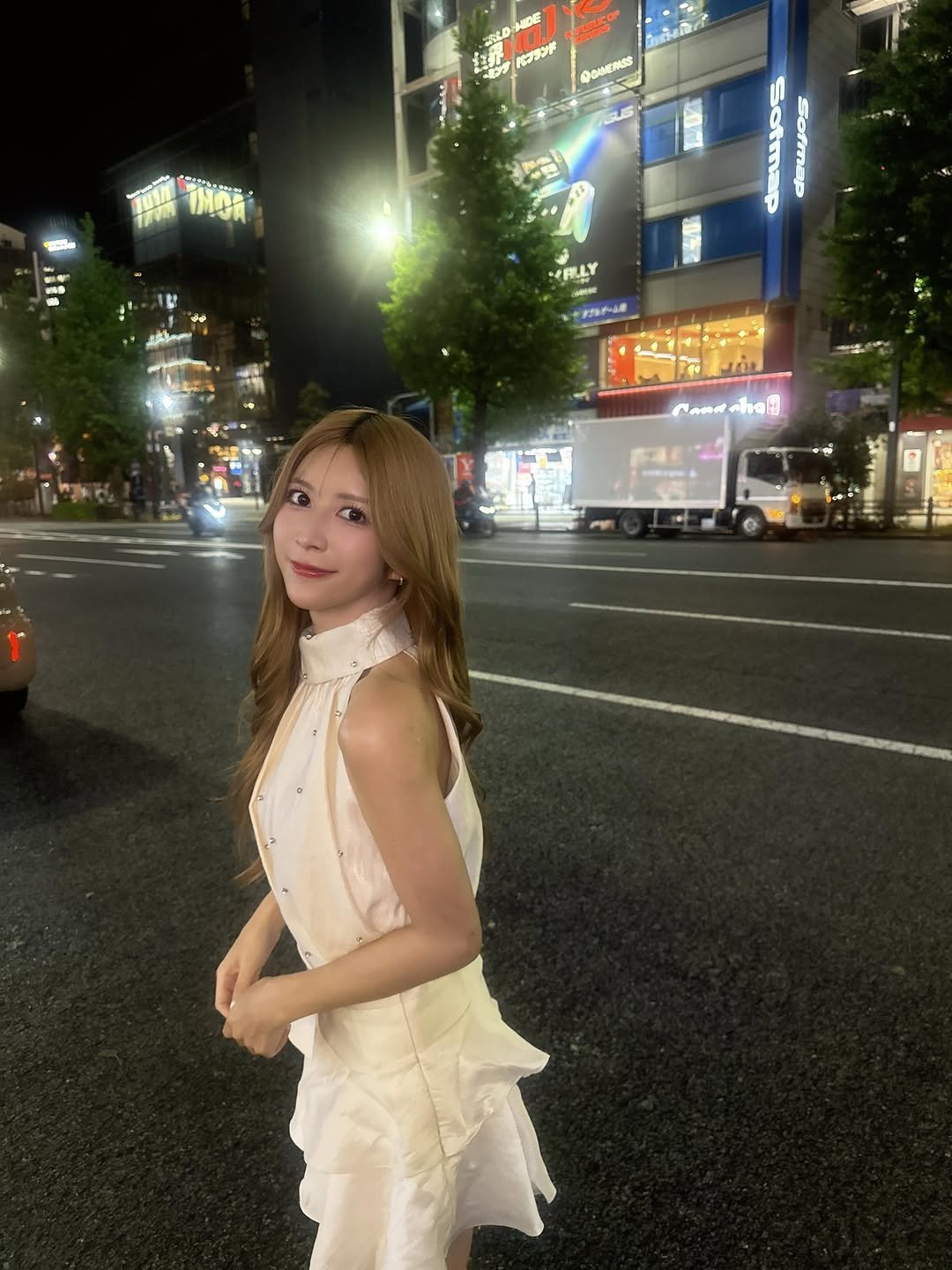 Photo by 七ツ森りり on April 27, 2026. May be an image of one or more people, hair, dress and text.