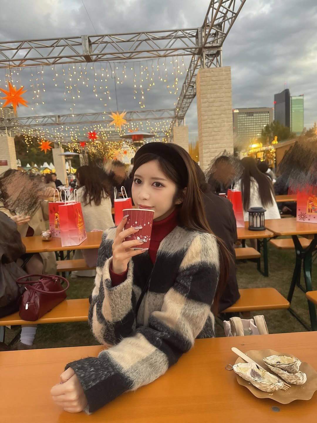 Photo by 七ツ森りり on December 06, 2025. May be an image of duffle coat, parka, outdoors and text.