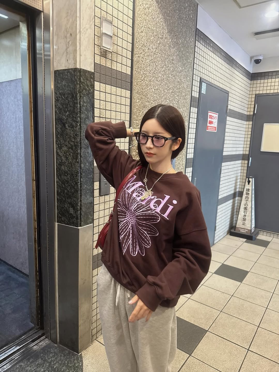 Photo by 七ツ森りり on December 01, 2025. May be an image of sweatpants, top, parka, sweatshirt and text.