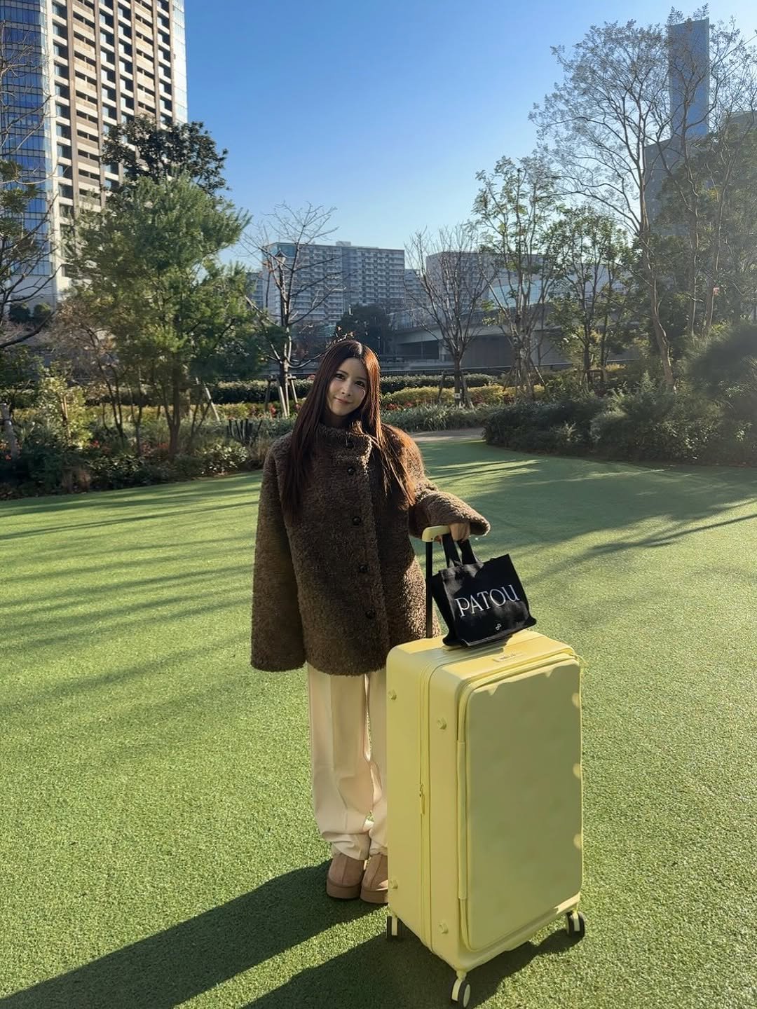 Photo shared by 七ツ森りり on December 29, 2025 tagging @cheecase_japan. May be an image of overcoat, duffle coat, suitcase, sable coat, goosedown coat, luggage, briefcase, parka and text.