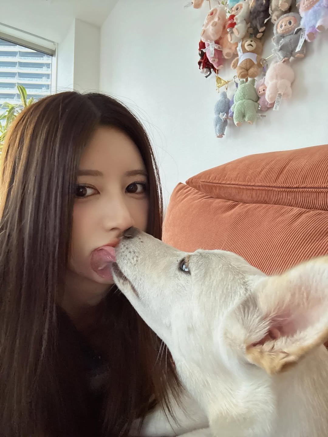 Photo by 七ツ森りり on November 27, 2025. May be an image of people kissing and text.