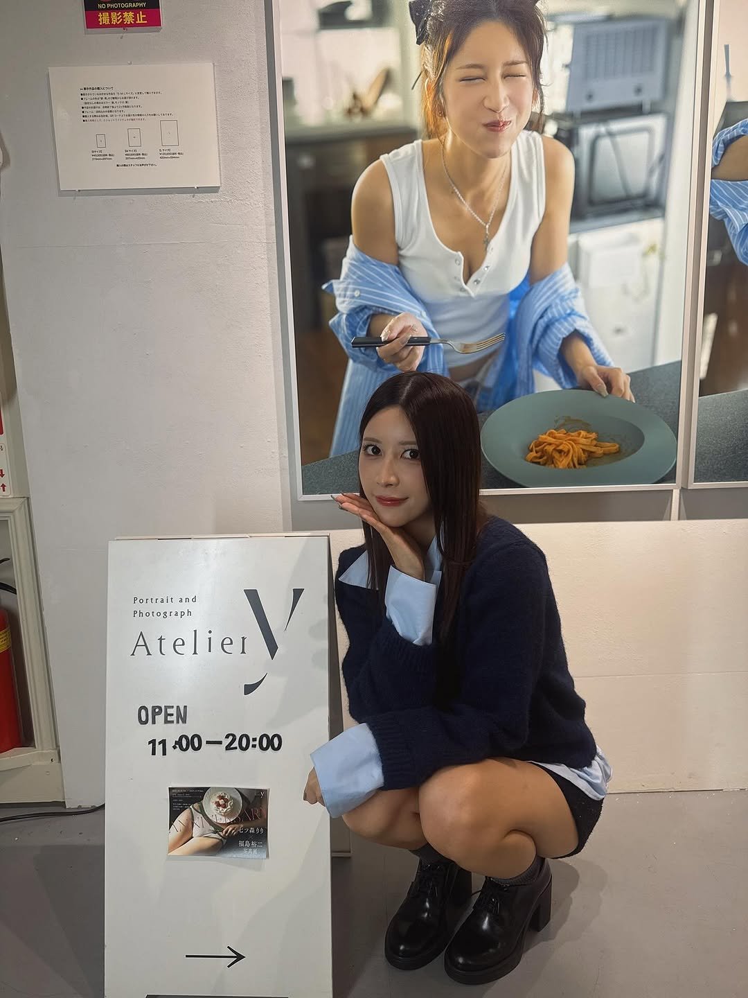 Photo by 七ツ森りり on November 10, 2025. May be an image of one or more people, braids, top and text that says '撮影禁止 배보 क 끝번는 Ln Portraitan and Portrait Phutograph AtelietV haregrap Ateliel OPEN 11.00-20:00 :00- ー20：00 11'.