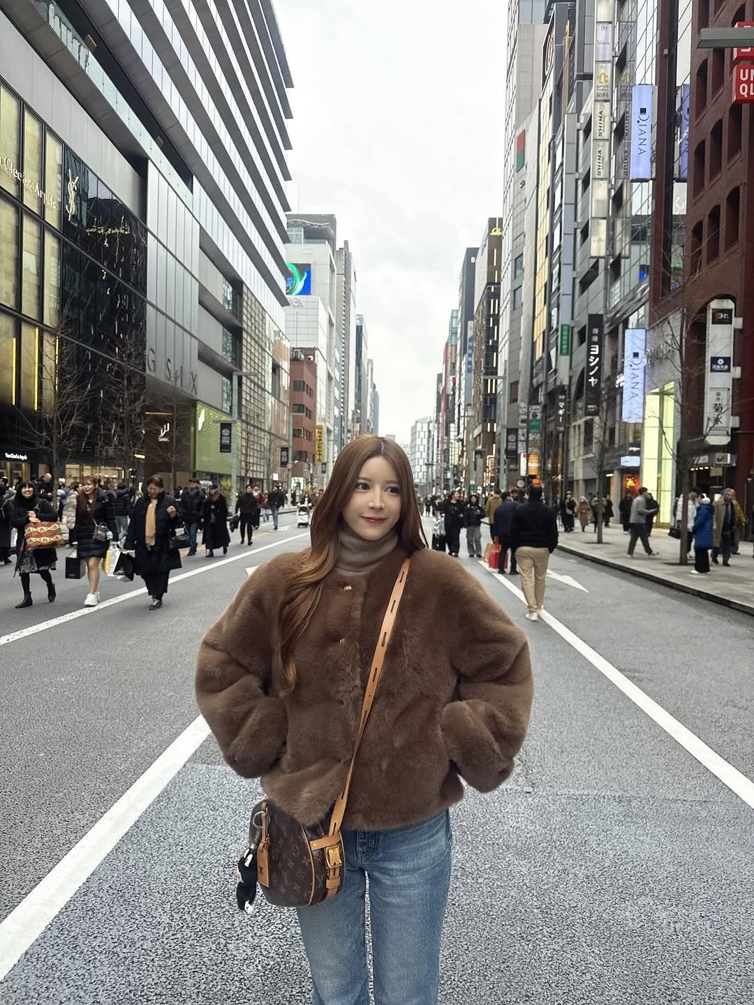 Photo by 七ツ森りり on February 23, 2026. May be an image of duffle coat, sable coat, parka, street and text.
