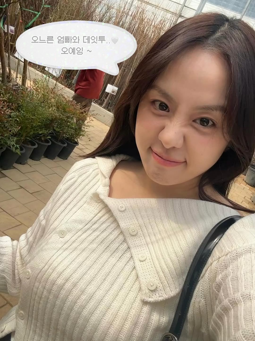 ririroooom 게시물 이미지: 패밀리데이는 충전데이🔋 ˖˚⊹ ⋆♡ 나무시장 가서🪾
집에 둘 꽃들 비금도 밭에 심을...