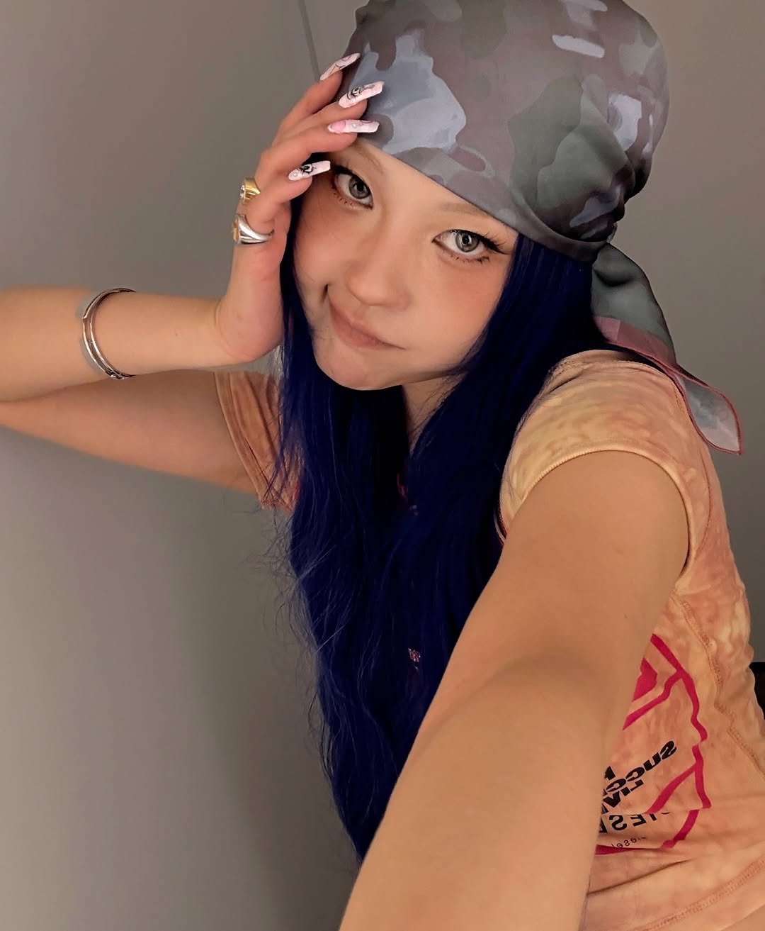 Photo by " 메이크업아티스트 이사배 " on August 20, 2025. May be a selfie of 1 person, headband, headscarf, bandanna, costume, turban, head covering, beret, eye patch and text.