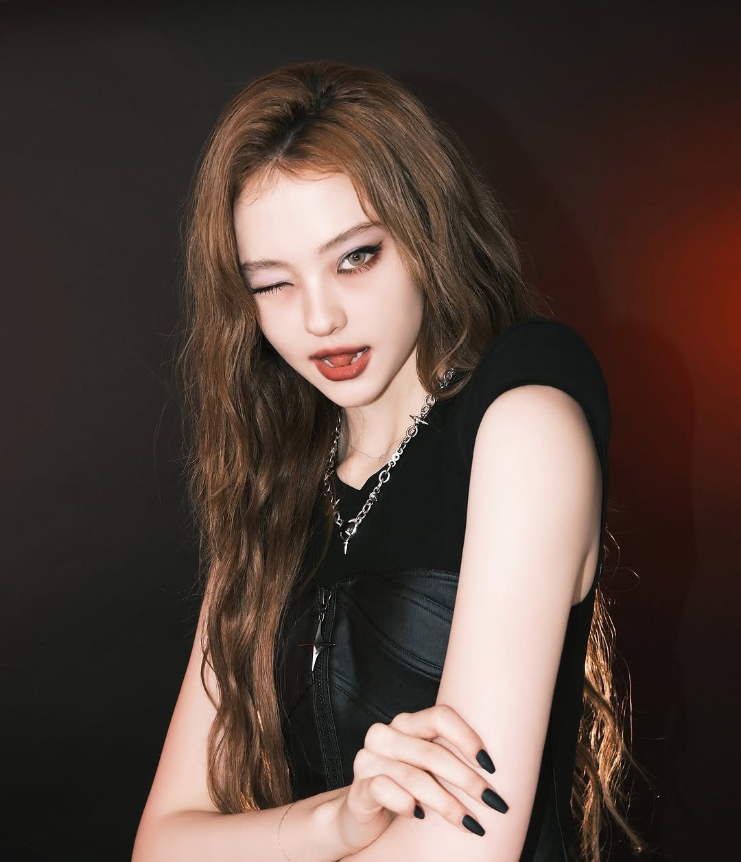 Photo shared by " 메이크업아티스트 이사배 " on October 09, 2025 tagging @meovv. May be an image of 1 person, makeup, hair, top and text.