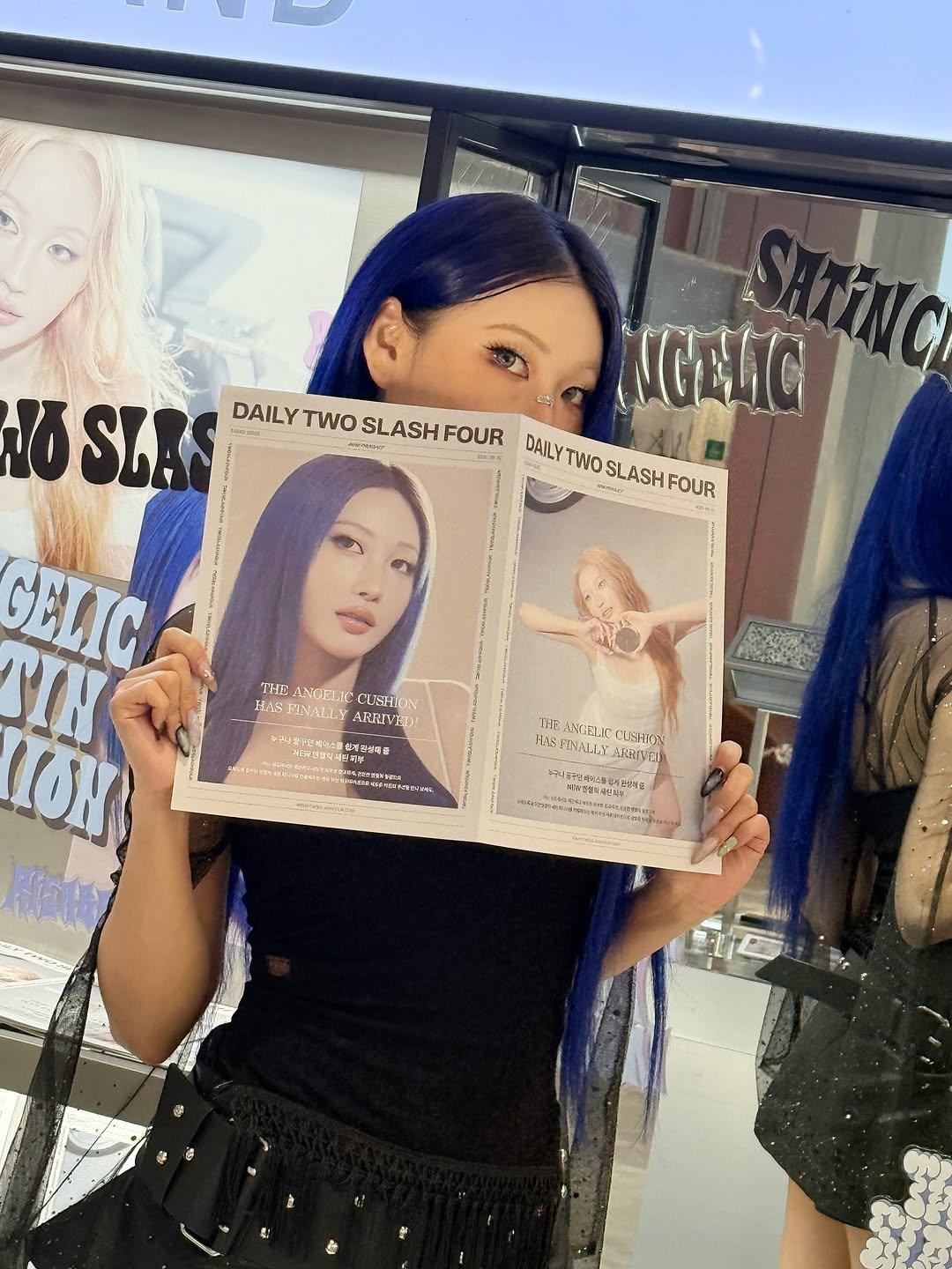 Photo shared by " 메이크업아티스트 이사배 " on August 02, 2025 tagging @oliveyoung_official, and @twoslashfour. May be an image of 2 people, hair, makeup, magazine, poster and text.