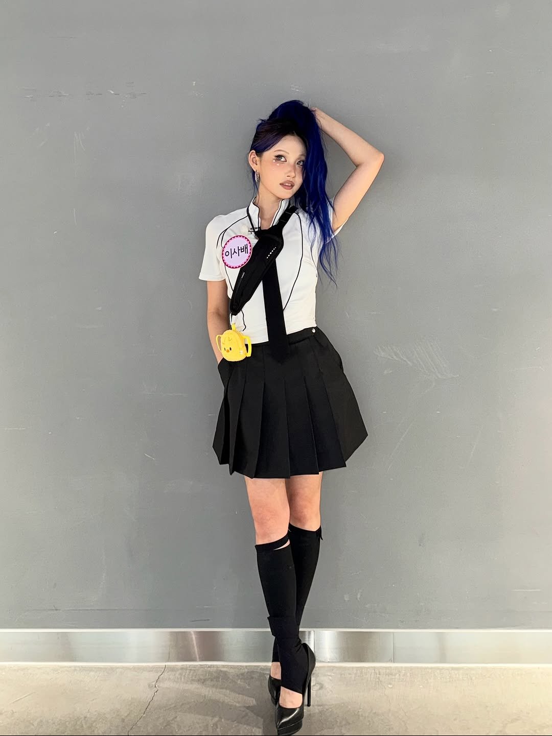 Photo shared by " 메이크업아티스트 이사배 " on August 30, 2025 tagging @jtbcbros. May be an image of 1 person, costume, miniskirt and text.