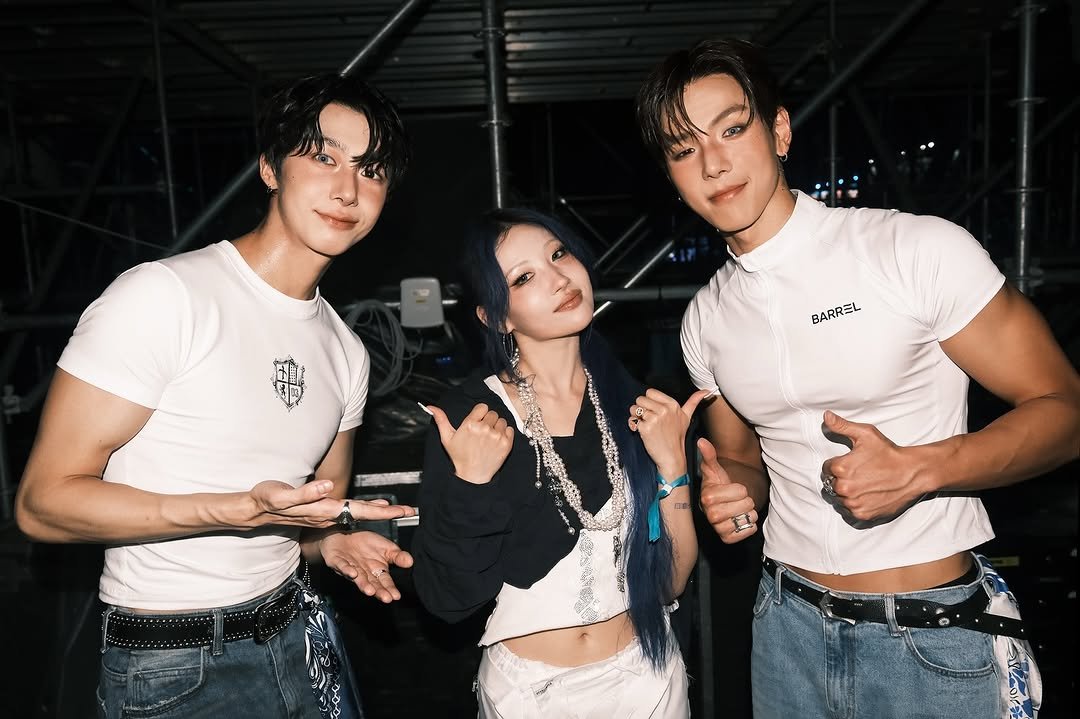 Photo shared by " 메이크업아티스트 이사배 " on August 24, 2025 tagging @risabae_art, @shownuayo, and @coenffl. May be an image of 3 people, bangs, biceps, top, bolo tie, concert and text that says 'BARREL BARREL'.