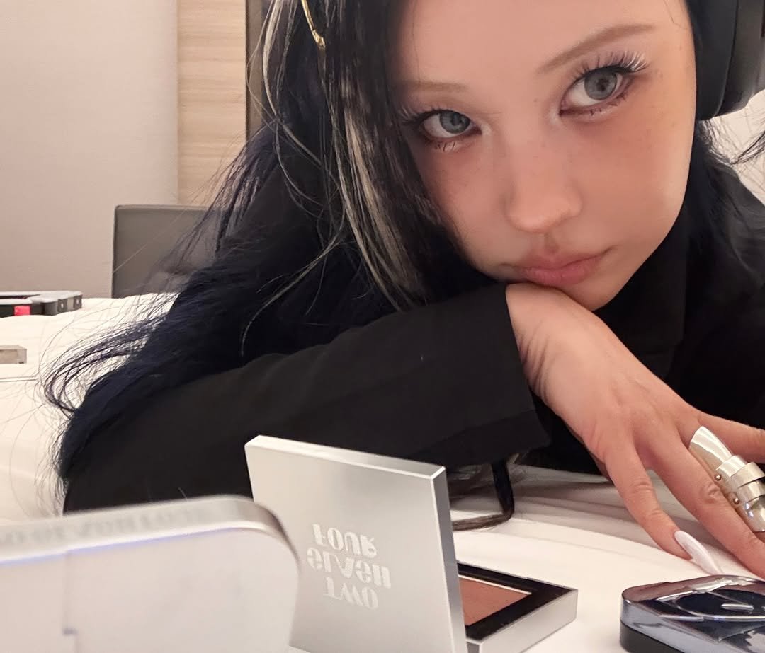 Photo shared by " 메이크업아티스트 이사배 " on November 29, 2025 tagging @twoslashfour. May be an image of one or more people, lipstick, makeup, hair and text.