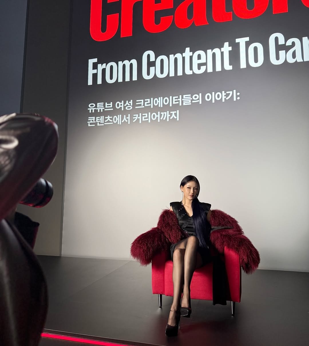 Photo shared by " 메이크업아티스트 이사배 " on October 25, 2025 tagging @youtubekorea, and @voguekorea. May be an image of magazine and text that says 'brtaton From Content To Ca 유튜브 여성 크리에 크리에이터들의 이야기: 콘텐츠에서 커리어까지'.
