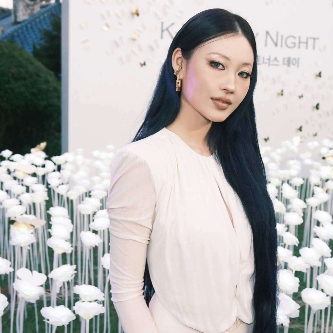 Photo by " 메이크업아티스트 이사배 " on September 25, 2025. May be an image of 1 person, hair, makeup and text.