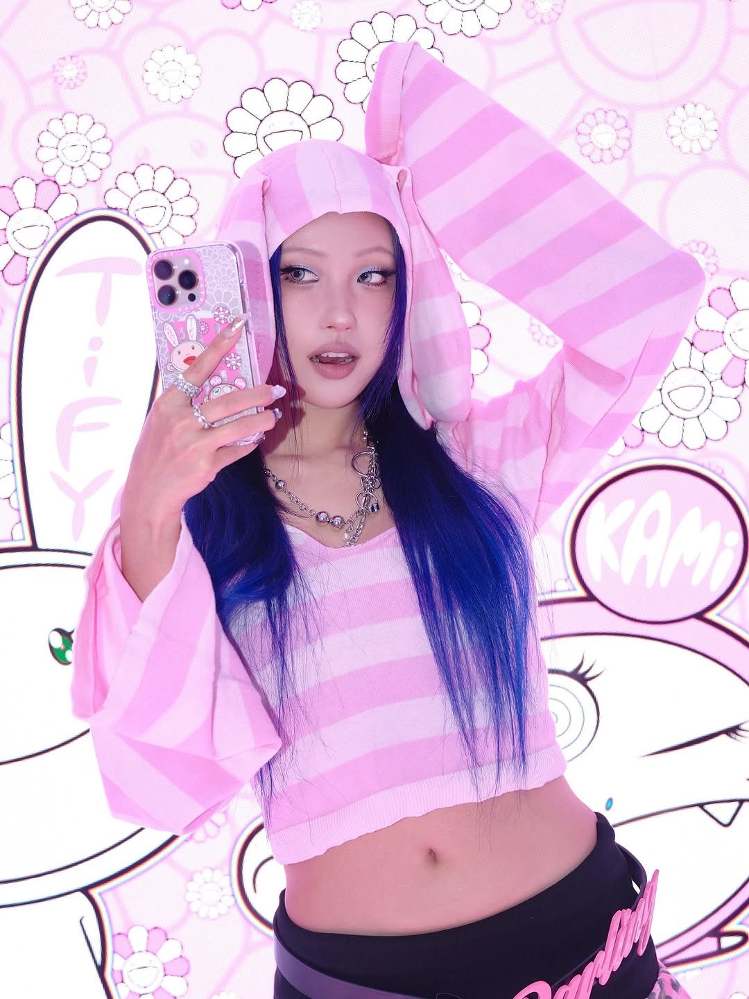 Photo shared by " 메이크업아티스트 이사배 " on July 16, 2025 tagging @casetify_kr. May be a selfie of 1 person, makeup, hair, chewing bubblegum, phone, miniskirt, top and text.