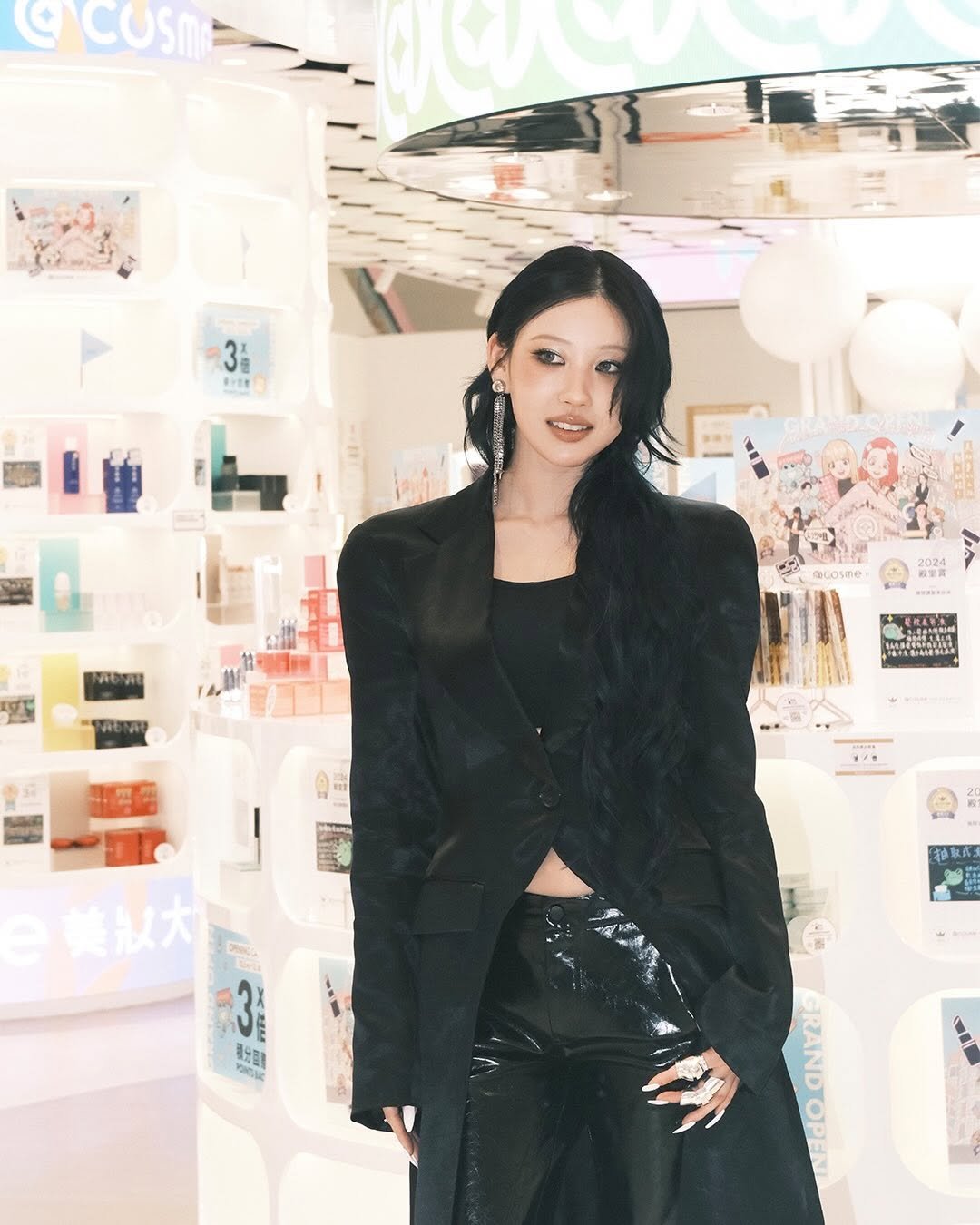 Photo shared by 투슬래시포 TWO SLASH FOUR on December 16, 2025 tagging @risabae_art. May be an image of one or more people, hair, makeup, duffle coat, overcoat, blazer and text.