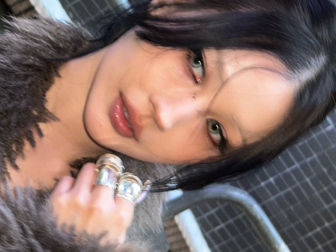 Photo shared by " 메이크업아티스트 이사배 " on December 16, 2025 tagging @twoslashfour. May be a closeup of one or more people, makeup, hair, sable coat and text.