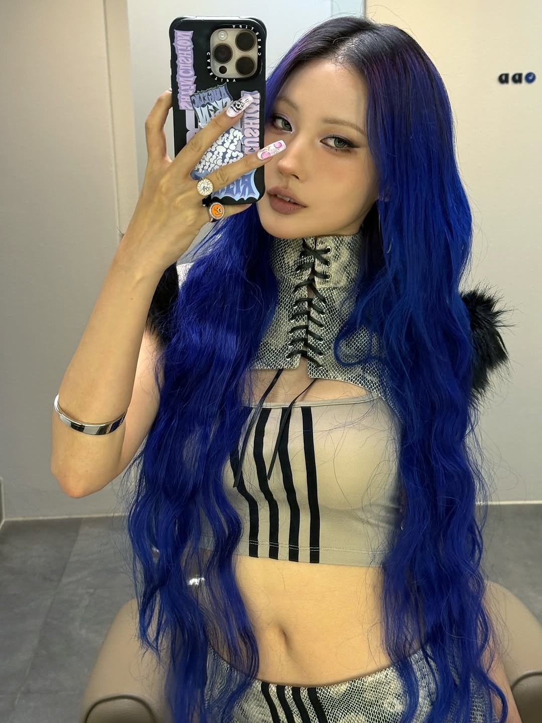 Photo by " 메이크업아티스트 이사배 " on October 30, 2025. May be an image of one or more people, braids, fishnet stockings and text.