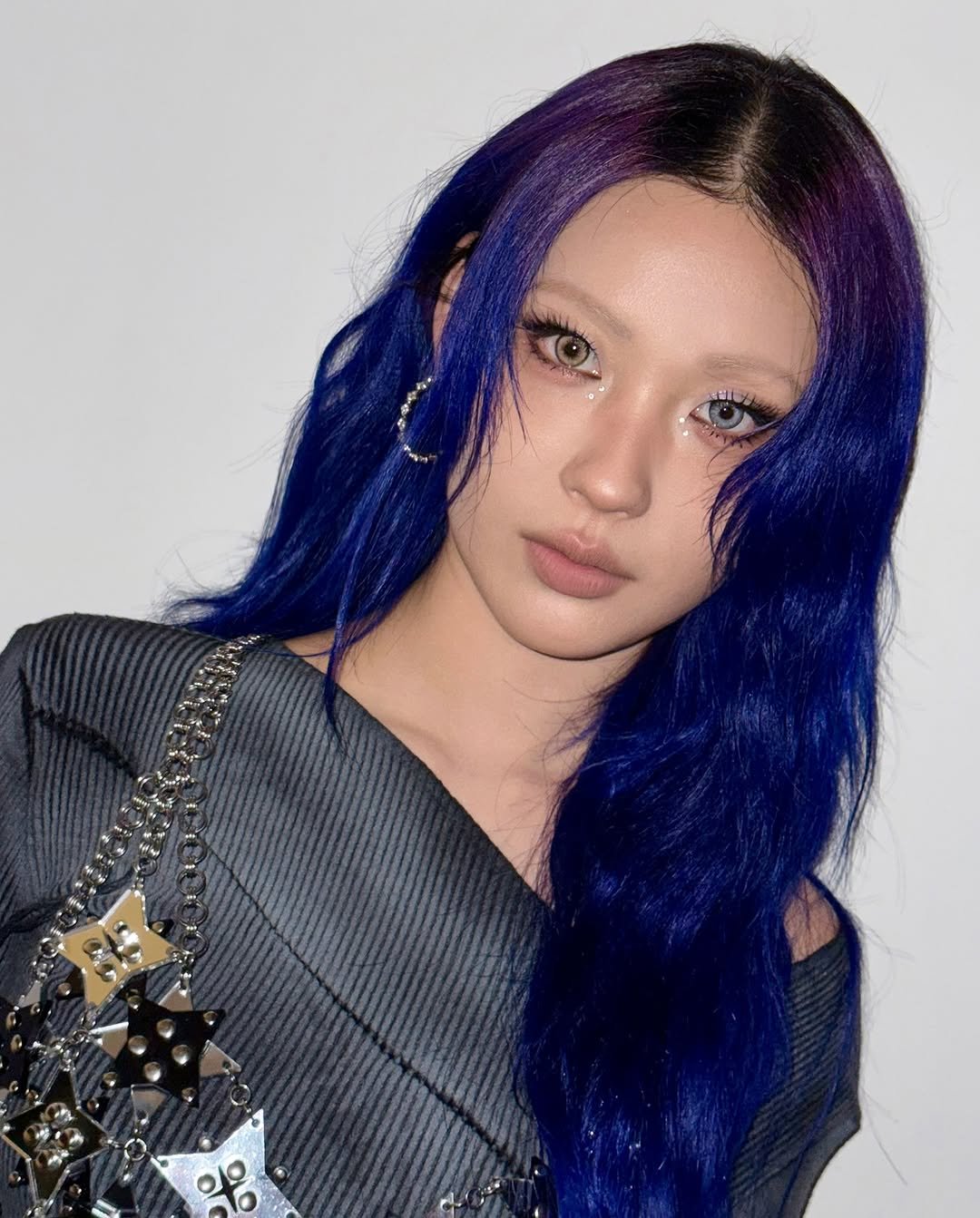 Photo by " 메이크업아티스트 이사배 " on July 21, 2025. May be an image of 1 person, braids, makeup and text.