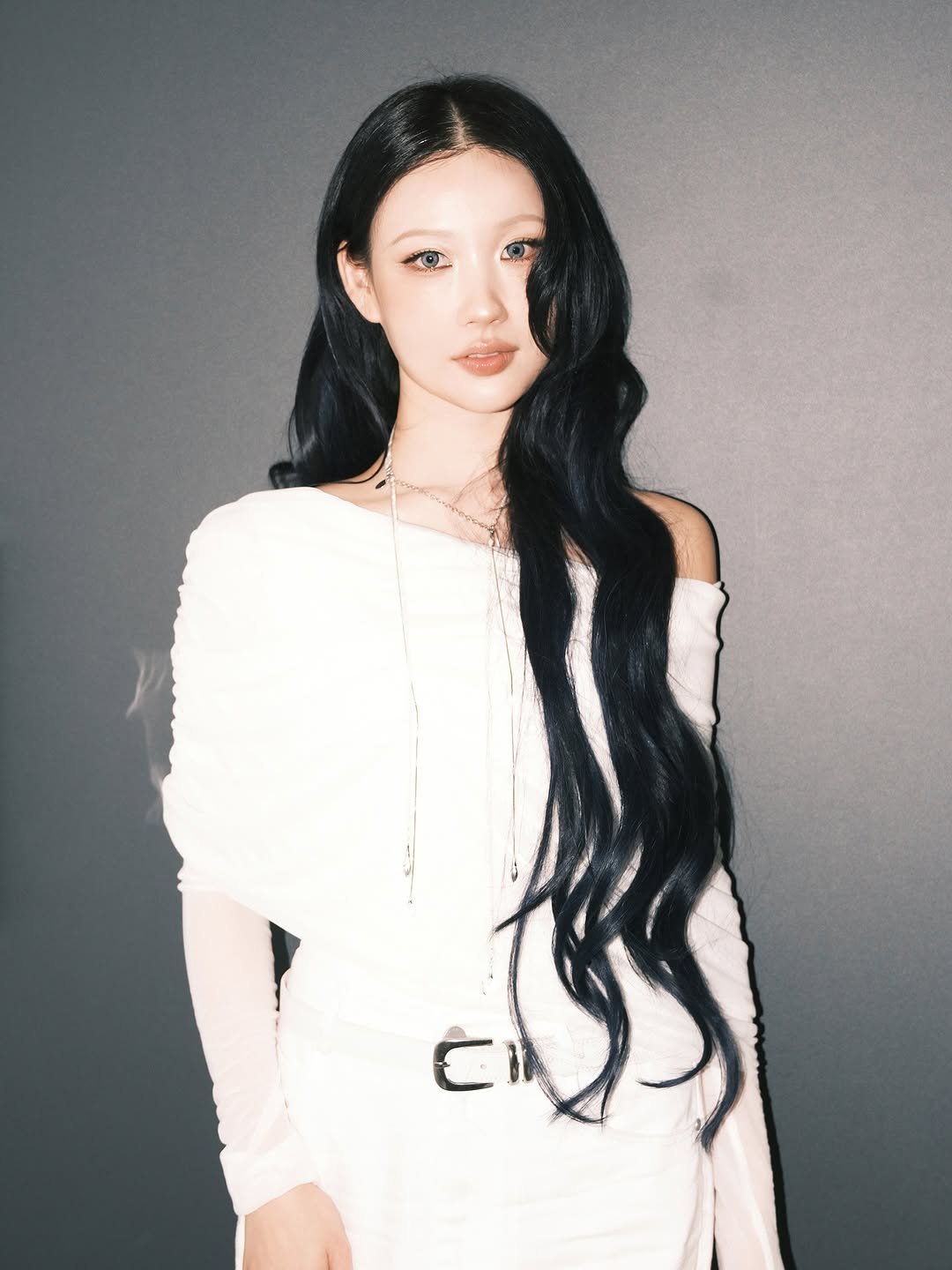 Photo by " 메이크업아티스트 이사배 " on October 21, 2025. May be an image of one or more people, hair and text.