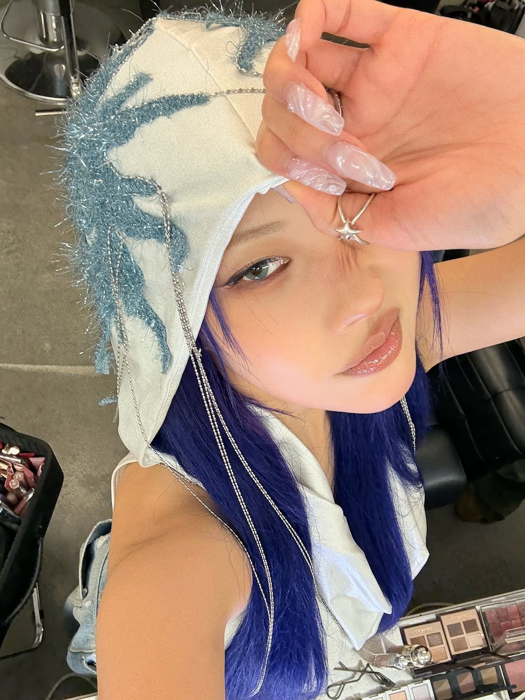 Photo shared by " 메이크업아티스트 이사배 " on July 08, 2025 tagging @baejunsun, @cosmopolitankorea, @ssssssssssul, @odd_eezi, and @breathnailz. May be a selfie of 1 person, braids, makeup, headdress and text.