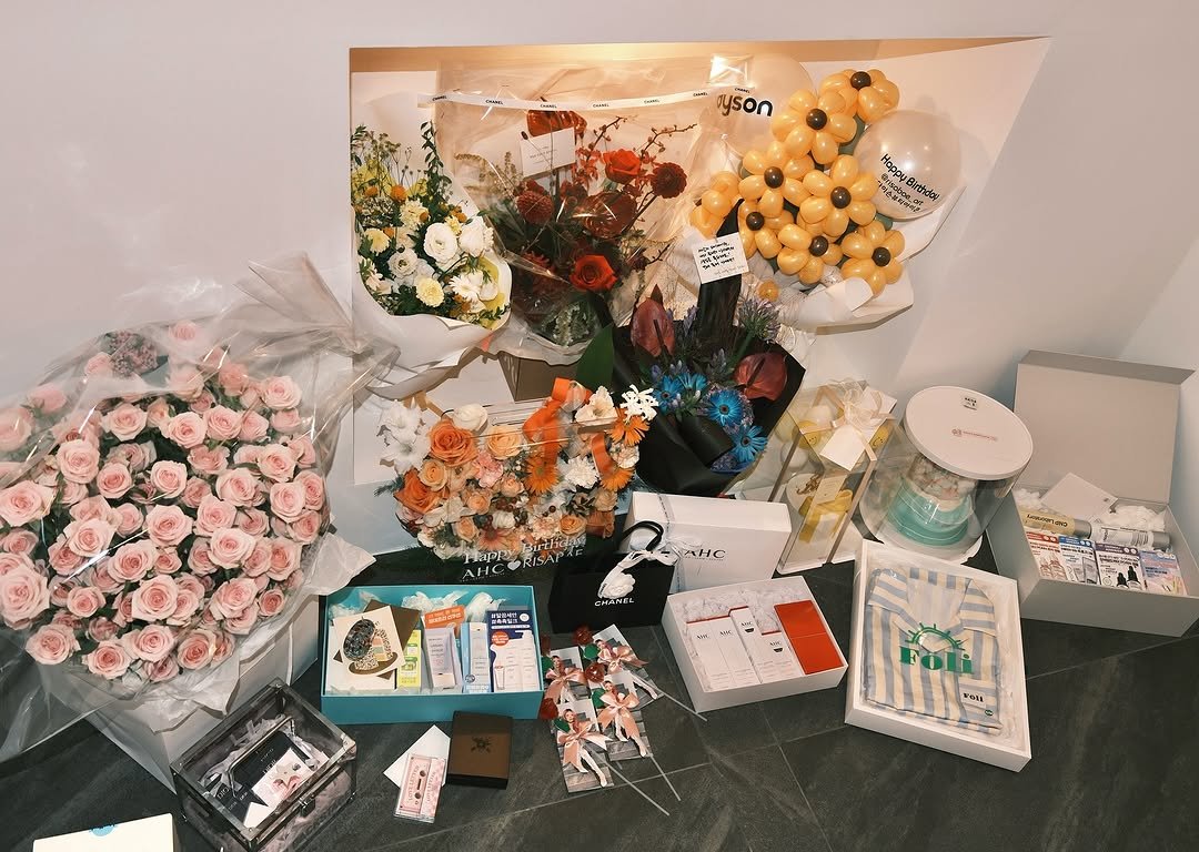 Photo shared by " 메이크업아티스트 이사배 " on September 13, 2025 tagging @moung_eunha, @cnplaboratory.official, @dewytree_official, @ahc.official, @diorbeauty, @chanel.beauty.korea, and @dyson_kr. May be an image of flower arrangement, bouquet, prairie gentian, baby's-breath, peony, carnation, rose and text.