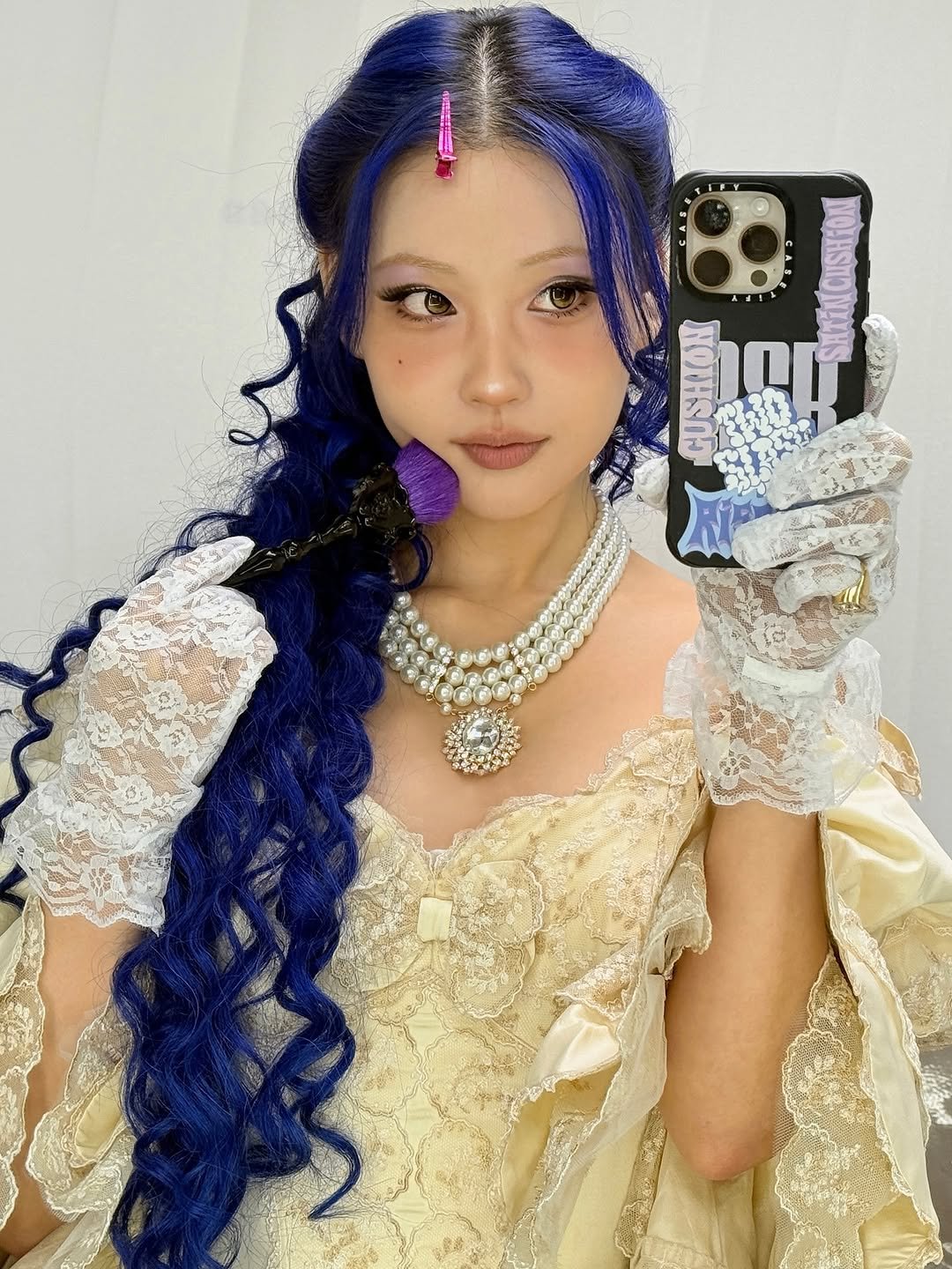Photo by " 메이크업아티스트 이사배 " on September 25, 2025. May be an image of 1 person, braids, costume, headdress and text.