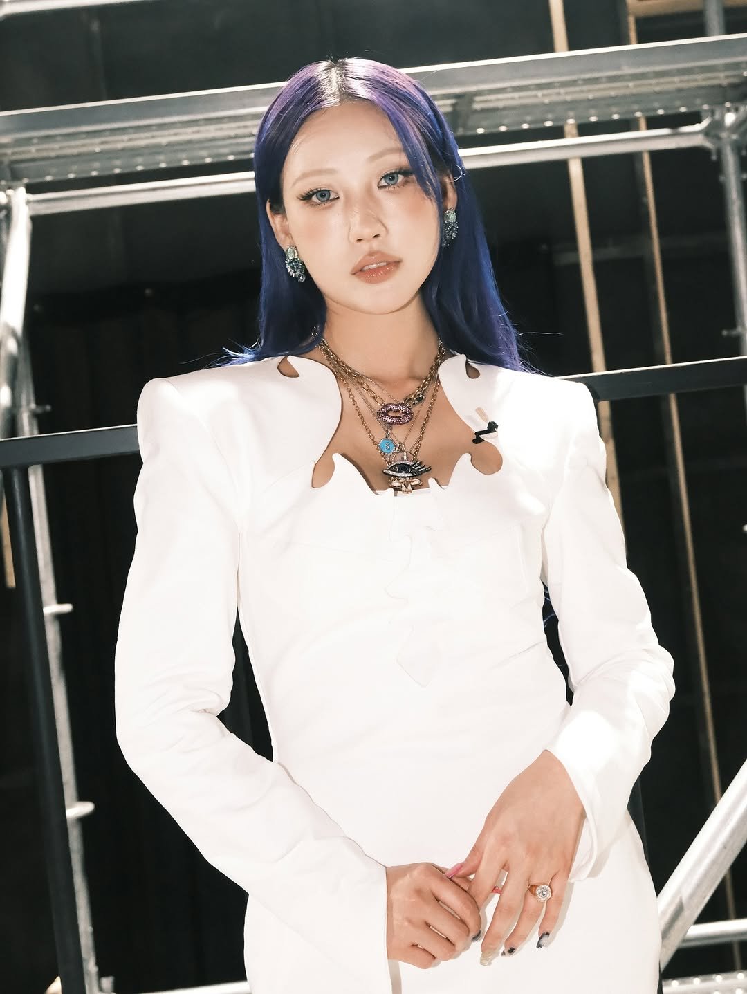 Photo shared by " 메이크업아티스트 이사배 " on November 07, 2025 tagging @song.dy202, @moung_eunha, @sallysohn_hawkyoungyoon, @j_aerr, @ssssssssssul, @kimhyemi.ii.iii, @breathnailz, @shinayounggg, and @odd_9mmj. May be an image of one or more people, braids, makeup, bolo tie and text.