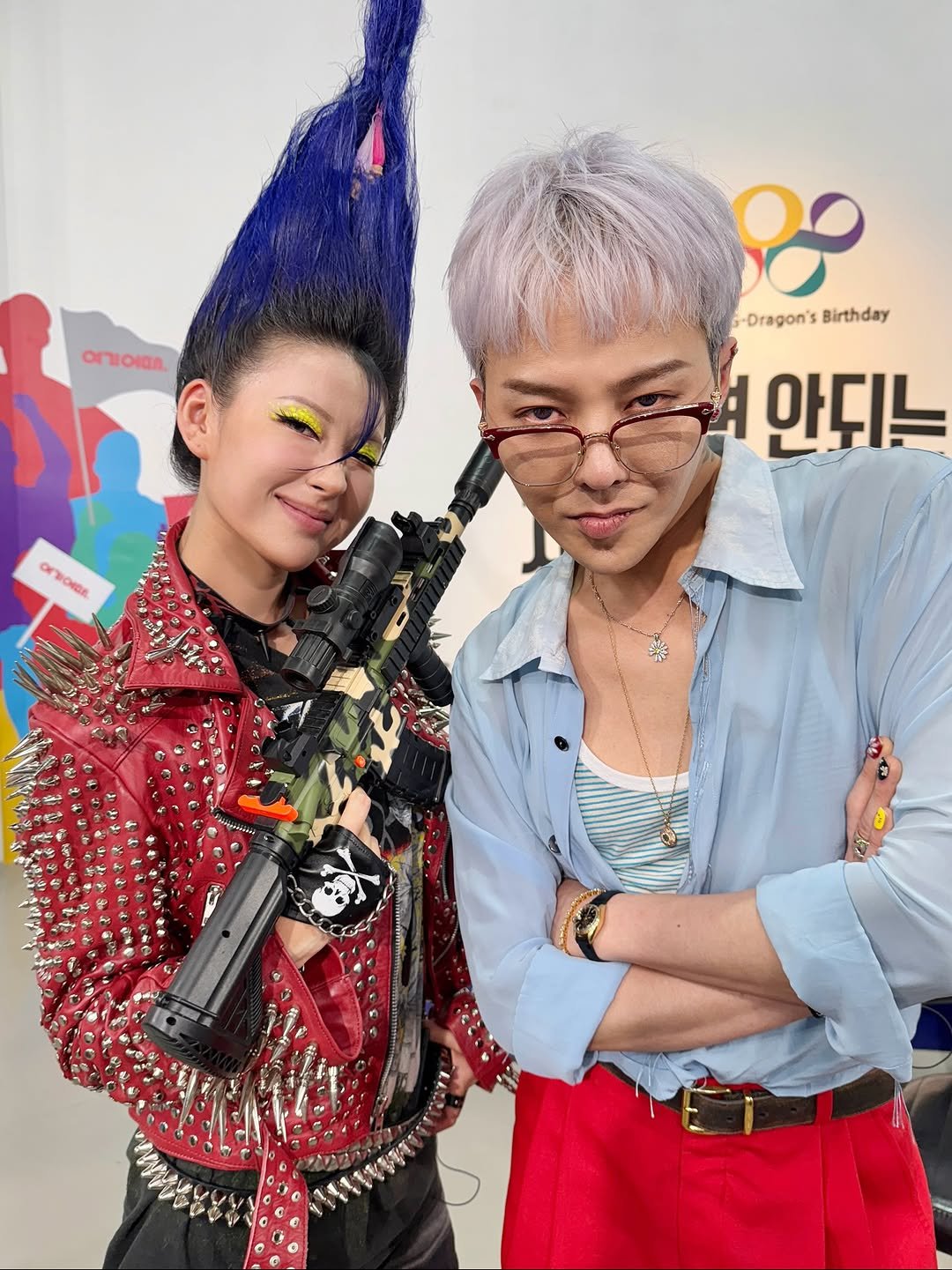 Photo shared by " 메이크업아티스트 이사배 " on August 18, 2025 tagging @xxxibgdrgn, @risabae_art, and @daraxxi. May be an image of ‎2 people, bangs, bolo tie, top and ‎text that says '‎ตางอล, OIGA רו ဝ၀ -Dragon's -Dragon'sBirthday Birthday A 안되는 מוסר"אס เ‎'‎‎.
