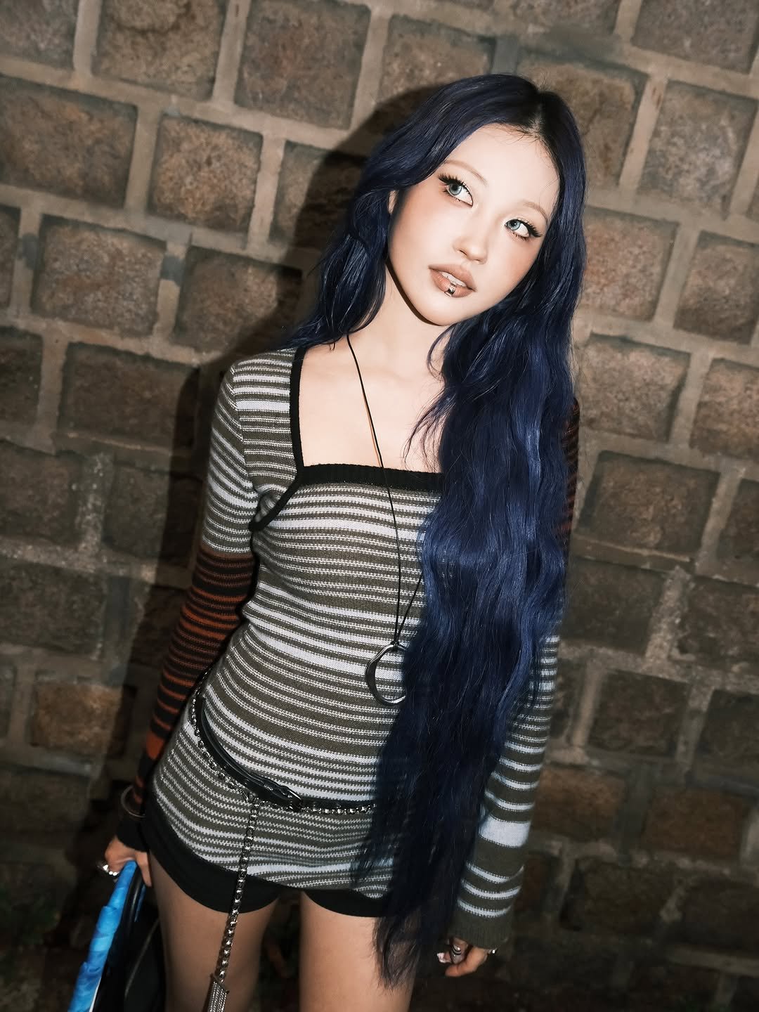 Photo shared by " 메이크업아티스트 이사배 " on September 01, 2025 tagging @adsb_anderssonbell. May be an image of 1 person, braids, makeup, fishnet stockings, top and text.