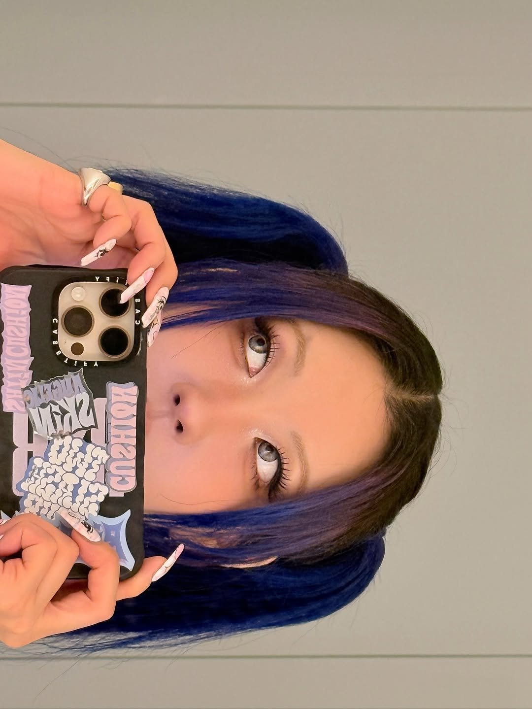 Photo shared by " 메이크업아티스트 이사배 " on August 15, 2025 tagging @twoslashfour. May be a selfie of 1 person, hair, makeup, phone and text.