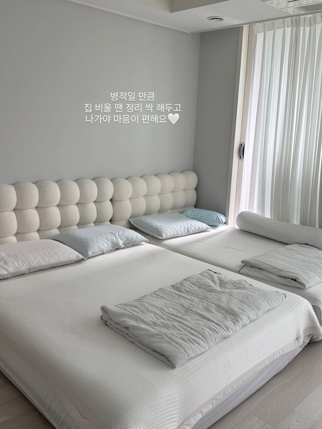 Photo by 리따홈 | 가치있게 소비하는 살림 on August 11, 2025. May be an image of lighting, mattress, headboard, indoors, bedroom and text.