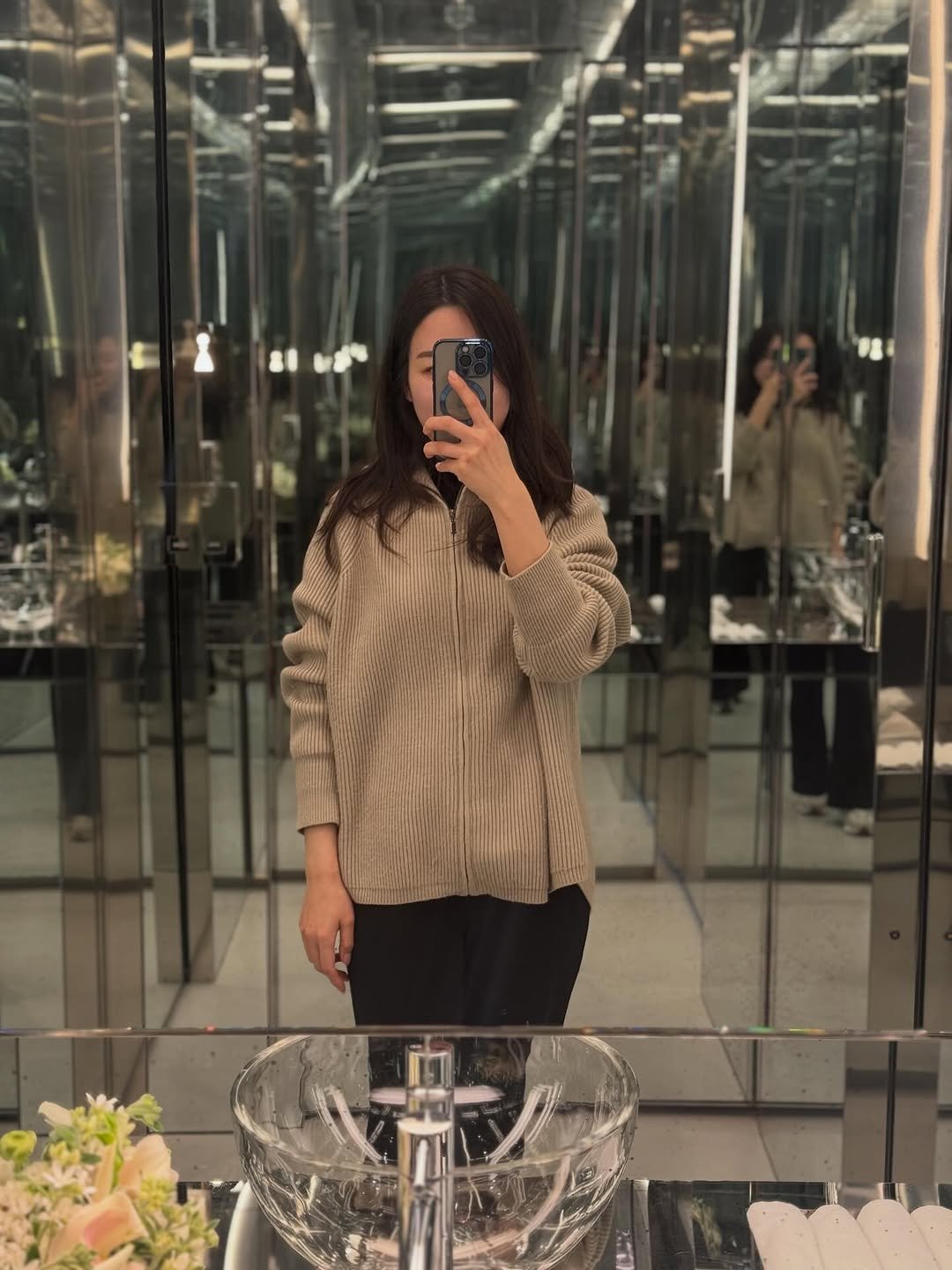 Photo by 리따홈 | 박예진 in 성수동. May be an image of turtleneck, mirror and text.