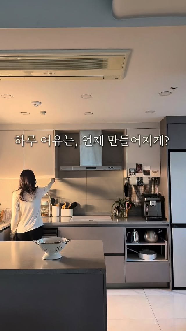 ritta__home 게시물 이미지: 아직 어둑한 새벽,
가족들이 잠든 사이 나의 하루가 시작돼요.

가볍게 운동으로...