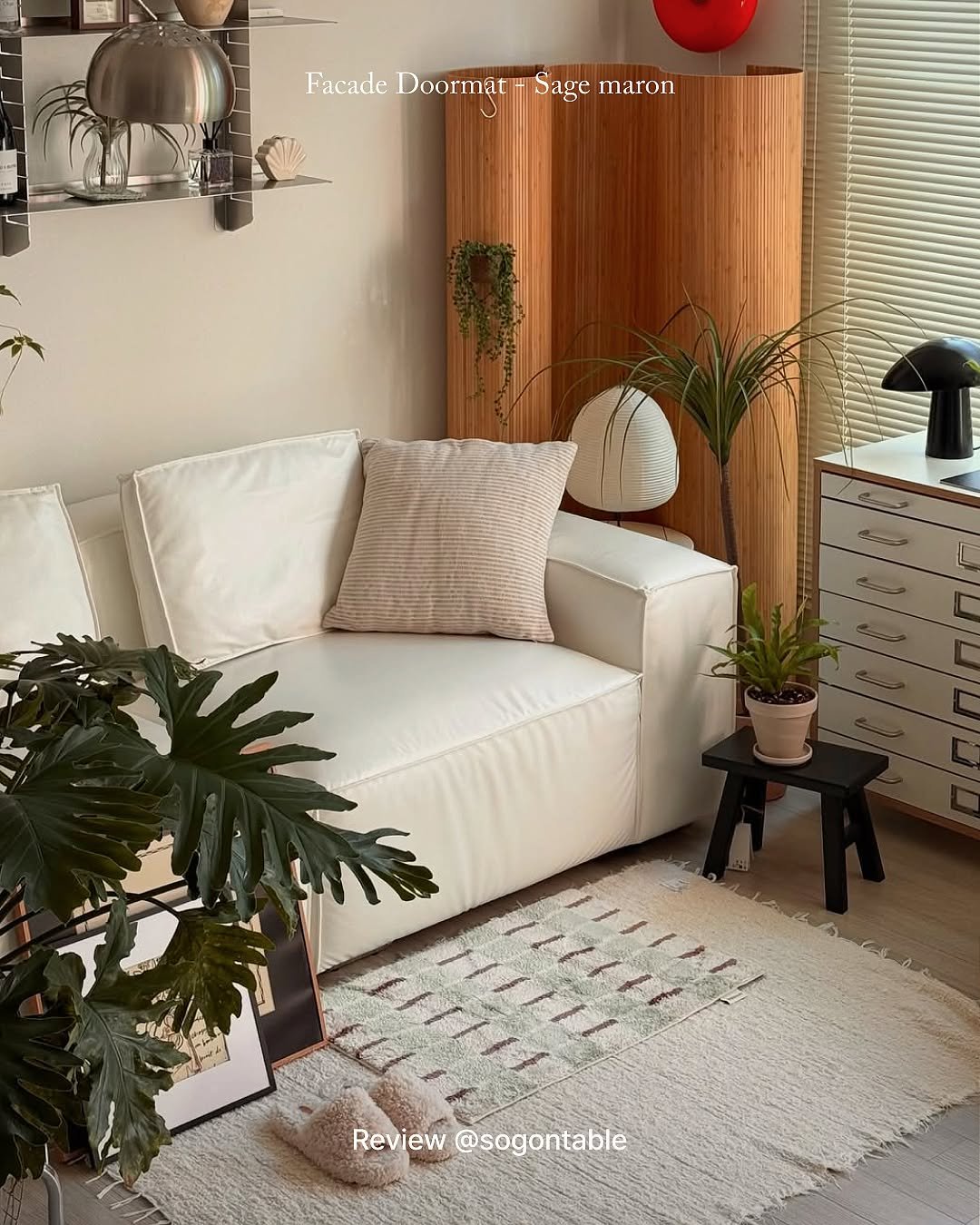 Photo by RITTEN 리튼 on September 22, 2025. May be an image of house plant, sofa, armchair, carpet, futon, living room, indoors and text that says 'Facade Doormât FacadeDoormacHSagem Sage maron 예르 Review Review@sogontable @sogontable'.