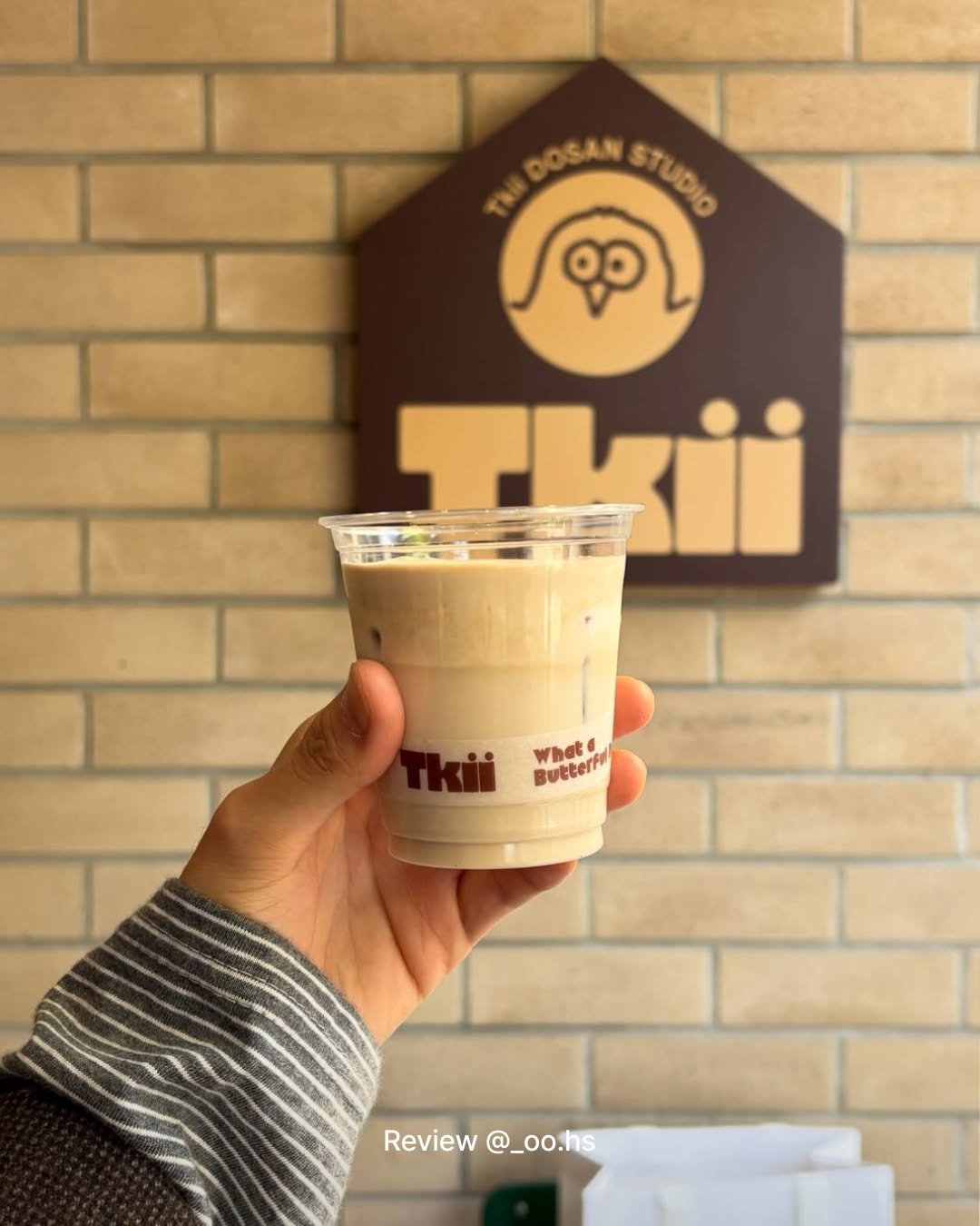 Photo by RITTEN 리튼 on November 11, 2025. May be an image of dessert, coffee, smoothie and text that says 'GOEAMSTAO DOSAN STUDIO STUBO ၀၁ Bueterfe What Butter Review view@_oo.hs @_oo.hs'.