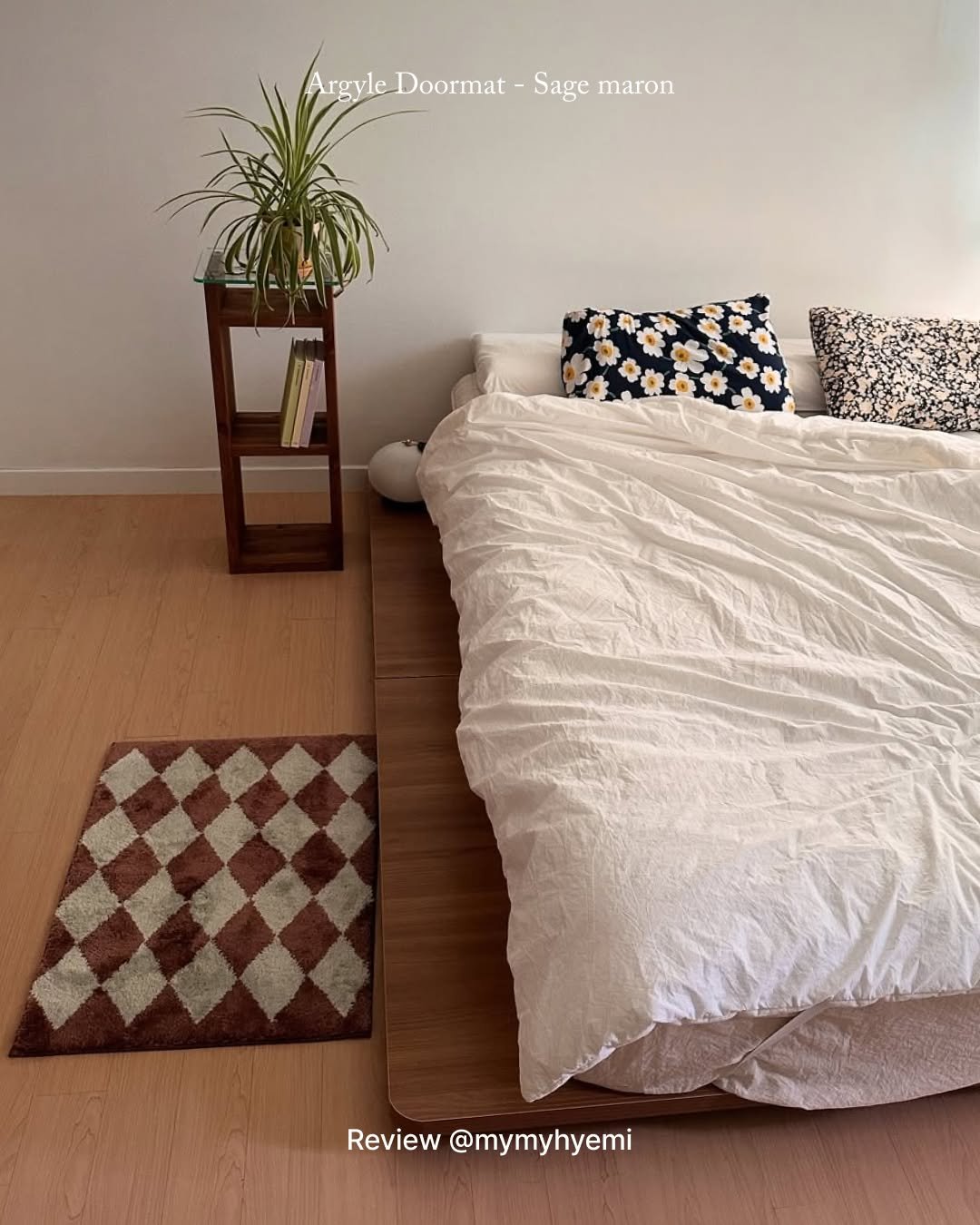 Photo by RITTEN 리튼 on September 17, 2025. May be an image of bed, mattress, headboard, indoors, bedroom and text that says 'Argyle ArgyleDoormat-Sagemaron Argyle_Doormat- Doormat Sage maron Review@mymyhyemi Review @mymyhyemi'.