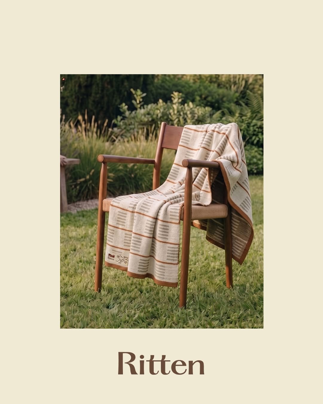 ritten_hours 게시물 이미지: 블랭킷 하나 챙겨 밖으로 떠나기 좋은 계절✨

가볍게 번지는 바람 아래, 의자 위...