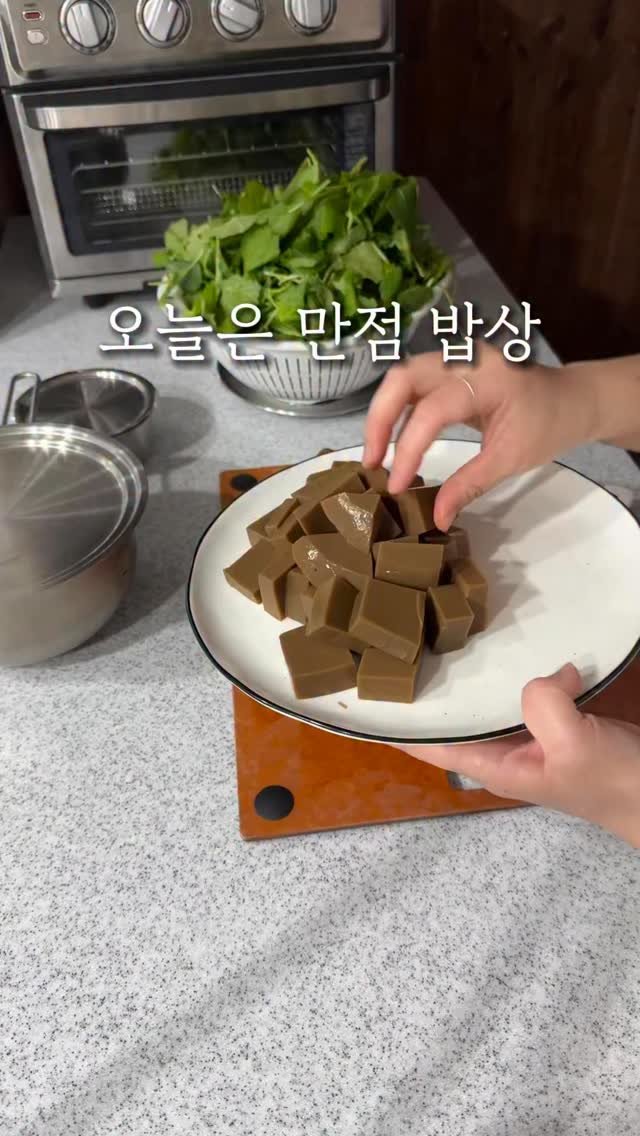 riwon_home 게시물 이미지: 날씨가 이렇게 쌀쌀해질때면
감기기운도 있는거 같고 체력도 넘 다운된다며
힘없어...