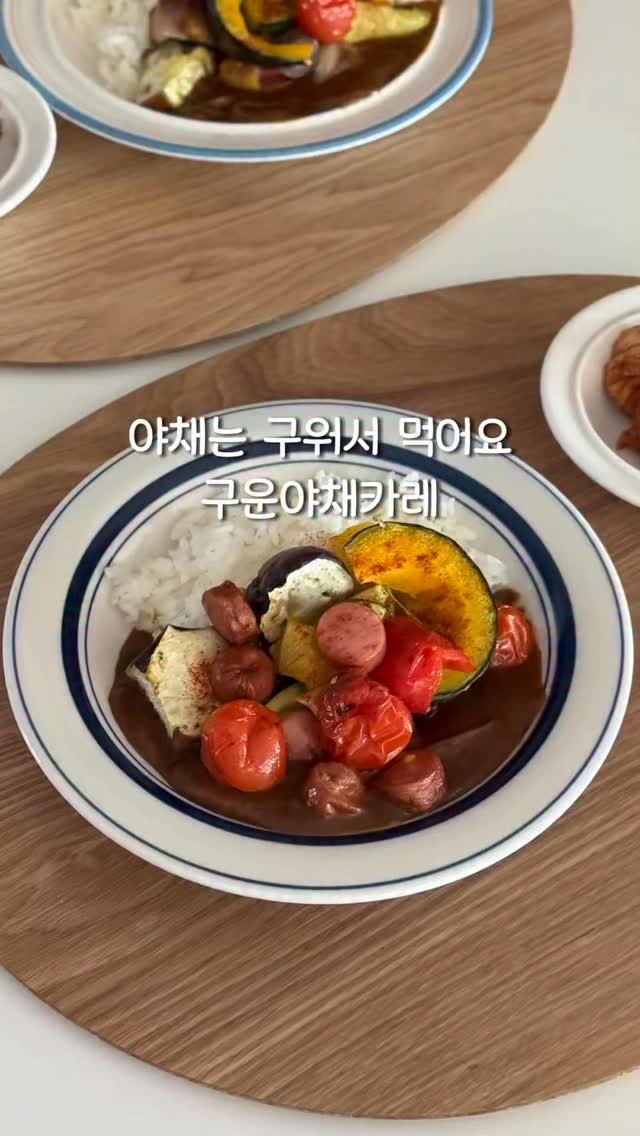 riwon_home 게시물 이미지: 감자, 당근, 양파, 고기 넣고 볶아서
카레 풀어 한솥 끓여서 밥위에 사르르...