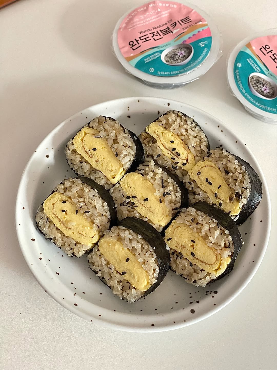 Photo by 리원이네 집밥🌻|| 집밥레시피 || 살림꼼수 on November 10, 2025. May be an image of sushi, tofu, cream cheese, seaweed and text.