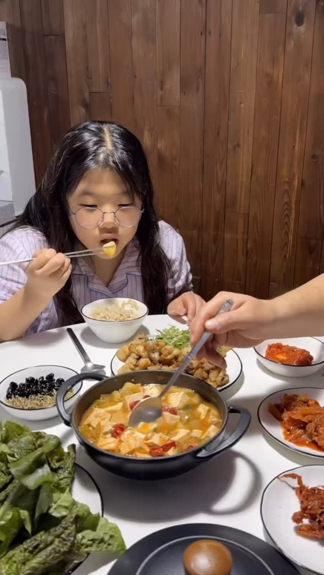 riwon_home 게시물 이미지: 고기 구워 달라하고
된장찌개 집중공략
밥에 올려 쓱쓱 비벼서 폭풍흡입해주니
또 나...