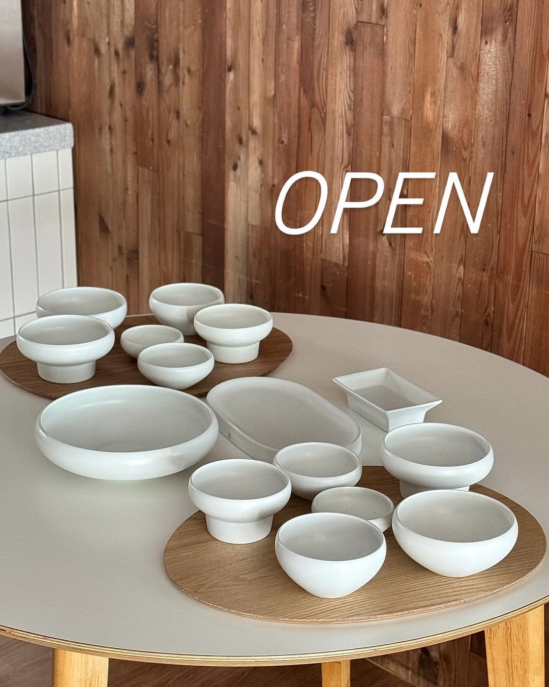 Photo by 리원이네 집밥🌻|| 집밥레시피 || 살림꼼수 on October 27, 2025. May be an image of kitchenware, pottery, bowl, chinaware and text.