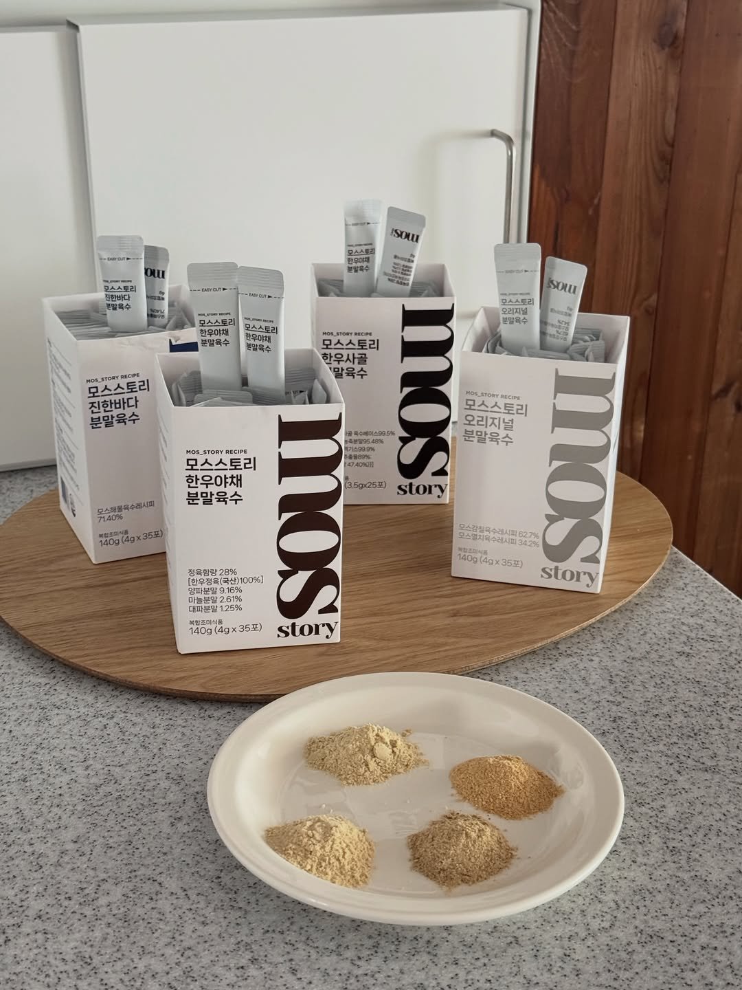 Photo by 리원이네 집밥|| 집밥레시피 || 살림꼼수 on April 21, 2026. May be an image of oatmeal cookies, coconut macaroon, cookies, crumbcake, carton, milk, petfood and text.