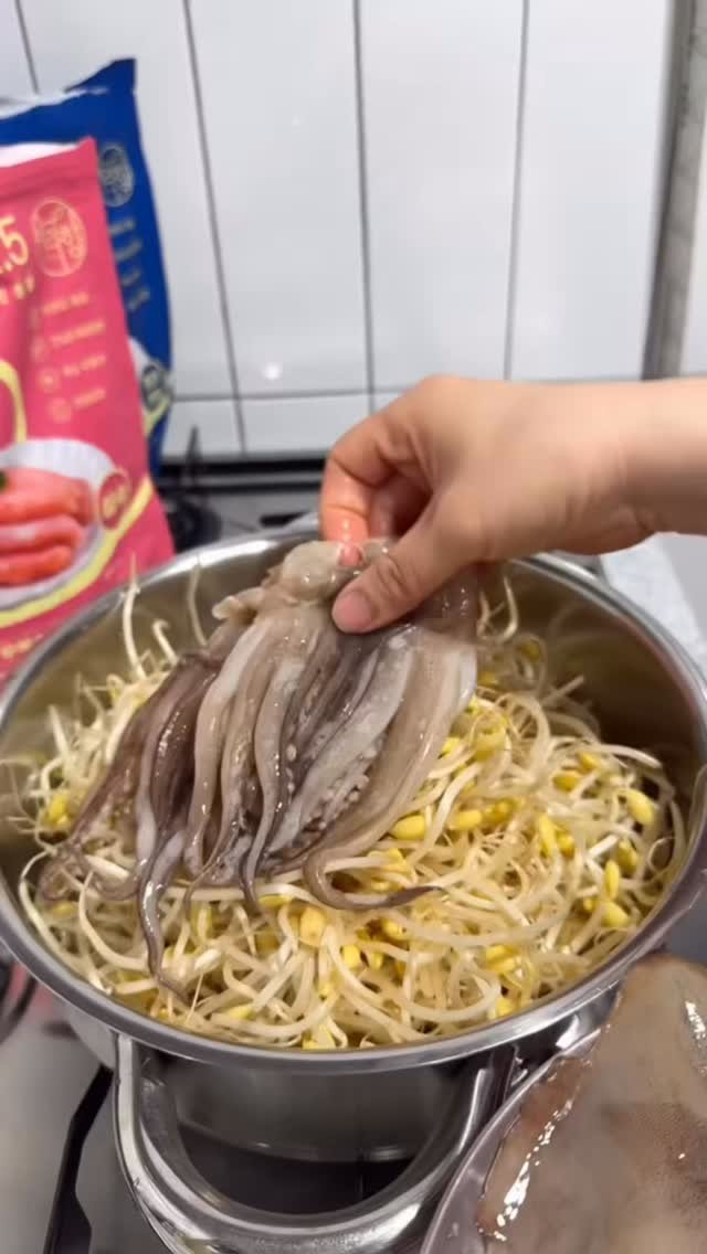 riwon_home 게시물 이미지: 콩나물 가득 들어간 
아삭아삭한 찜좋아하세요?
그럼 콩나물 가~~ 득 넣고 오징어도...