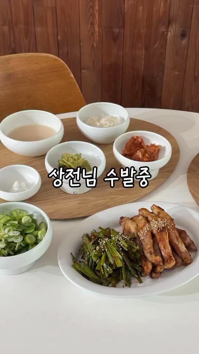 riwon_home 게시물 이미지: 고생중인 상전님 수발중😂
이번 기회로 손이 왜 두개여야 하는지
두손의 소중함을...