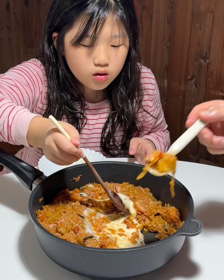 riwon_home 게시물 이미지: 저희집 볶음밥 담당은 항상 신랑ㅎㅎㅎ
매운맛 닭갈비 먹고 남은게 있어서
같이 구워서...