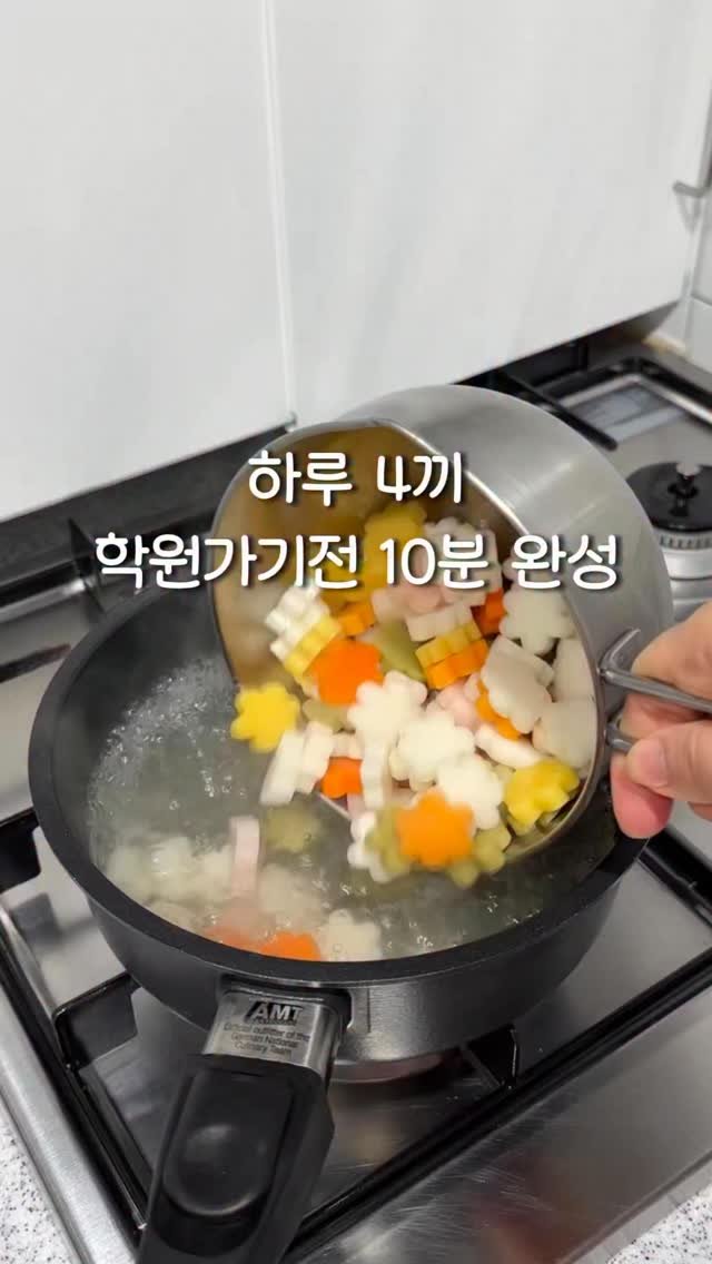 riwon_home 게시물 이미지: 여전히 오늘도 배고파 소리부터
아니, 막 급식먹고 나왔는데 왜? 물으면
맨날 급식이...