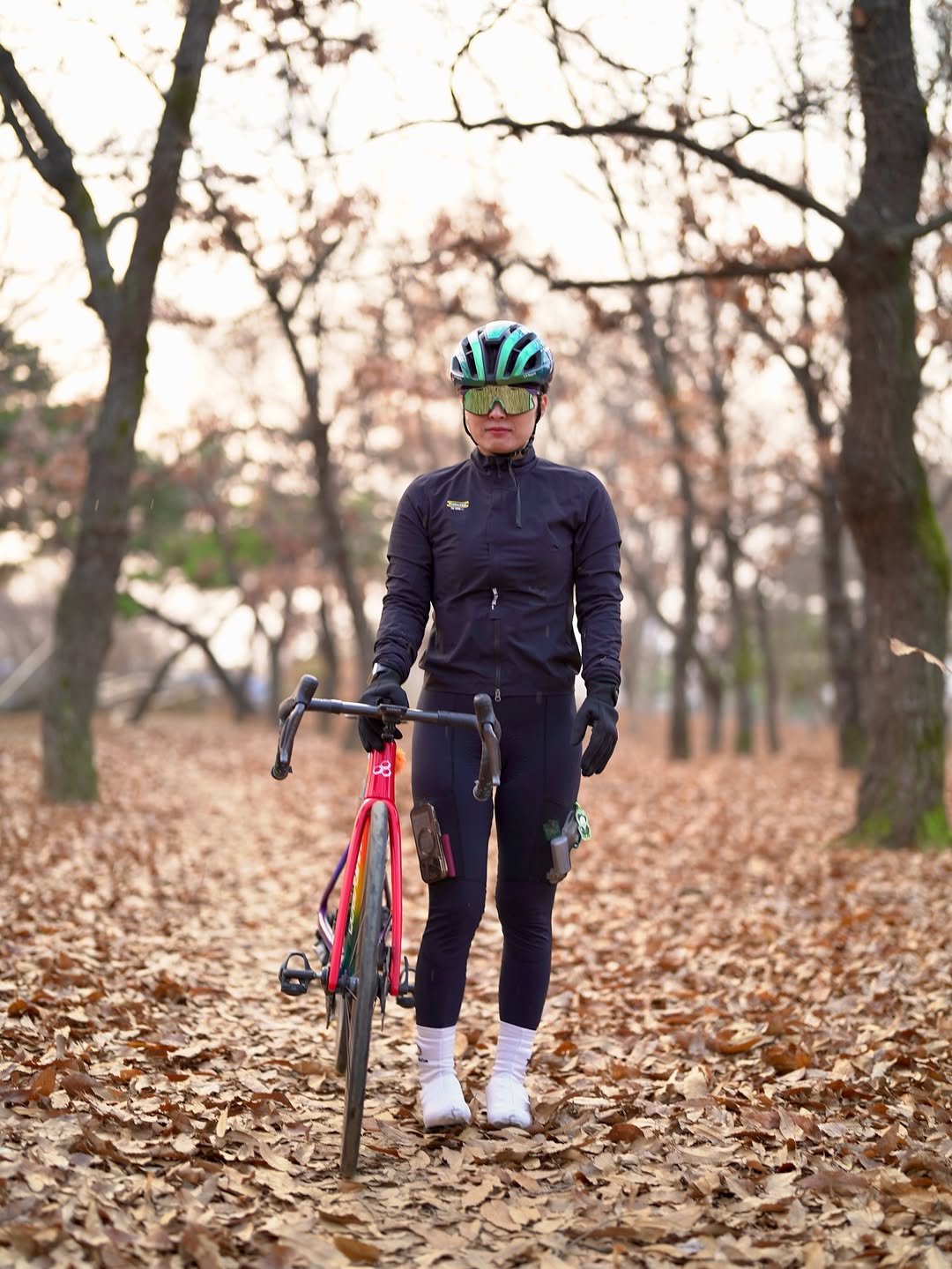 Photo by 검은별 on November 30, 2025. May be an image of bicycle, helmet, road and text.